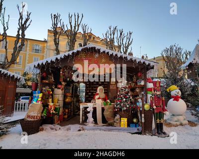 MENTON, FRANKREICH - 11 2021. DEZEMBER - Santa clais Village ist für weihnachten, Schnee, Rentiere, Elfen, Schneemänner und mehr für Kinder und Erwachsene geöffnet Stockfoto