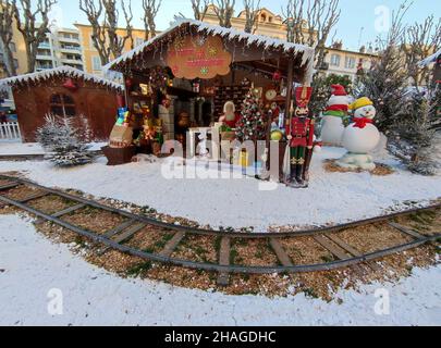 MENTON, FRANKREICH - 11 2021. DEZEMBER - Santa clais Village ist für weihnachten, Schnee, Rentiere, Elfen, Schneemänner und mehr für Kinder und Erwachsene geöffnet Stockfoto