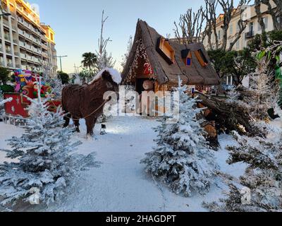 MENTON, FRANKREICH - 11 2021. DEZEMBER - Santa clais Village ist für weihnachten, Schnee, Rentiere, Elfen, Schneemänner und mehr für Kinder und Erwachsene geöffnet Stockfoto