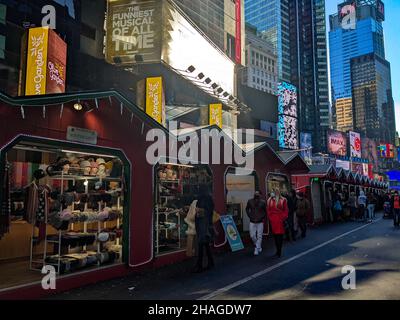 12. Dezember 2021, New York City, New York, USA: Während der Weihnachtszeit werden auf dem Times Square in New York City Marktstände gebaut (Bildquelle: © Ryan Rahman/Pacific Press via ZUMA Press Wire) Stockfoto