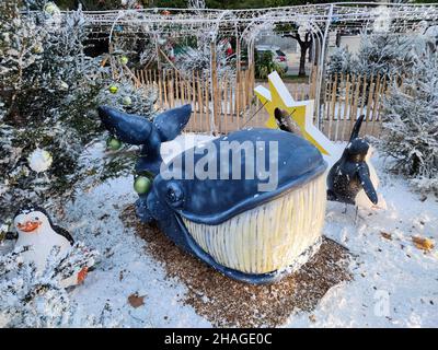 MENTON, FRANKREICH - 11 2021. DEZEMBER - Santa clais Village ist für weihnachten, Schnee, Rentiere, Elfen, Schneemänner und mehr für Kinder und Erwachsene geöffnet Stockfoto