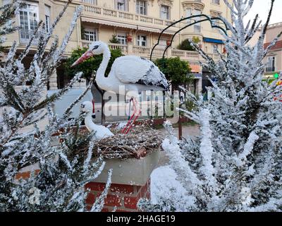 MENTON, FRANKREICH - 11 2021. DEZEMBER - Santa clais Village ist für weihnachten, Schnee, Rentiere, Elfen, Schneemänner und mehr für Kinder und Erwachsene geöffnet Stockfoto