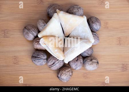 Traubenpestil, geschälte Walnuss unter Dreieck-penton-Teig auf dem Wodeen-Tisch, Nahaufnahme, türkischer Pestil, gesunder Snack Stockfoto