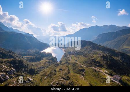 Sommeransicht des Lago di Freganggia. Carona, Val Brembana, Alpi Orobie, Bergamo, Provinz Bergamo, Lombardei, Italien, Europa. Stockfoto