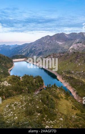 Sommeransicht des Lago di Freganggia. Carona, Val Brembana, Alpi Orobie, Bergamo, Provinz Bergamo, Lombardei, Italien, Europa. Stockfoto