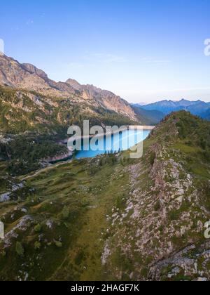 Sommeransicht des Lago di Freganggia. Carona, Val Brembana, Alpi Orobie, Bergamo, Provinz Bergamo, Lombardei, Italien, Europa. Stockfoto