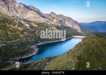 Sommeransicht des Lago di Freganggia. Carona, Val Brembana, Alpi Orobie, Bergamo, Provinz Bergamo, Lombardei, Italien, Europa. Stockfoto