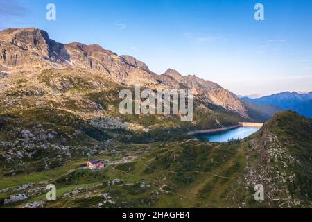 Sommeransicht des Lago di Freganggia. Carona, Val Brembana, Alpi Orobie, Bergamo, Provinz Bergamo, Lombardei, Italien, Europa. Stockfoto