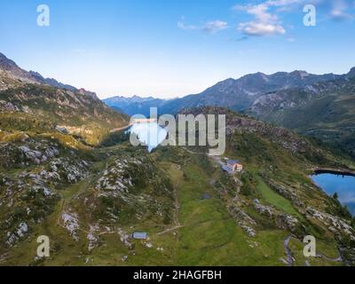 Blick auf die Rifugio Calvi, den See Freganggia und den See Rotondo. Carona, Val Brembana, Alpi Orobie, Bergamo, Provinz Bergamo, Lombardei, Italien, Europa. Stockfoto