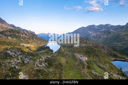 Sommeransicht des Lago di Freganggia. Carona, Val Brembana, Alpi Orobie, Bergamo, Provinz Bergamo, Lombardei, Italien, Europa. Stockfoto