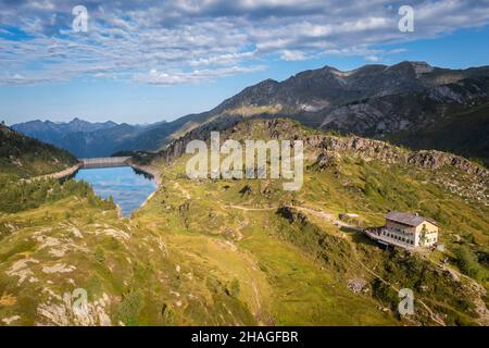 Sommeransicht des Lago di Freganggia. Carona, Val Brembana, Alpi Orobie, Bergamo, Provinz Bergamo, Lombardei, Italien, Europa. Stockfoto