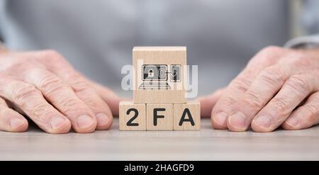 Holzblöcke mit Symbol des 2fa-Konzepts Stockfoto