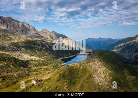 Sommeransicht des Lago di Freganggia. Carona, Val Brembana, Alpi Orobie, Bergamo, Provinz Bergamo, Lombardei, Italien, Europa. Stockfoto