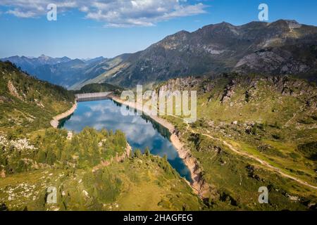 Sommeransicht des Lago di Freganggia. Carona, Val Brembana, Alpi Orobie, Bergamo, Provinz Bergamo, Lombardei, Italien, Europa. Stockfoto