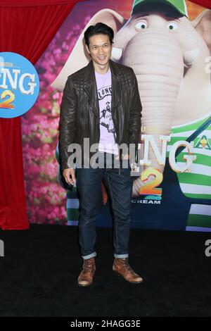 LOS ANGELES - DEZ 12: Harry Shum Jr bei der Sing 2 Premiere im Greek Theatre am 12. Dezember 2021 in Los Angeles, CA Stockfoto