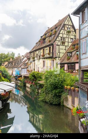 Colmar, Frankreich; September 20, 2021:erstaunliche Aussicht auf den Wasserkanal und traditionelle Fachwerkhäuser in Colmar, Elsass, Frankreich Stockfoto