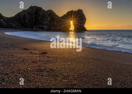 Am frühen Morgen Dezember Sonnenaufgang am Durdle Door an der Jurassic Coastline, Dorset. Stockfoto