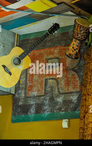 Farbenfroher Raum mit Musikinstrumenten, die von der Decke hängen Stockfoto