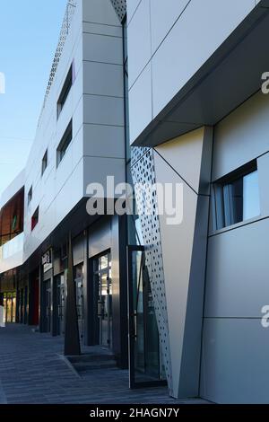 Modernes Kondominiumgebäude real etate in der Stadt mit blauen Himmel, Stockfoto