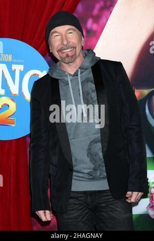 Los Angeles, Kalifornien. 12th Dez 2021. The Edge At Arrivals für SING 2 Premiere, The Greek Theatre, Los Angeles, CA 12. Dezember 2021. Kredit: Priscilla Grant/Everett Collection/Alamy Live Nachrichten Stockfoto