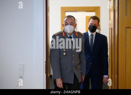 Dresden, Deutschland. 13th Dez 2021. Carsten Breuer (l.), Generalmajor der Bundeswehr und sogenannter Corona-General, kommt mit dem sächsischen Ministerpräsidenten Michael Kretschmer (CDU) zu seinem Amtsantritt in die Staatskanzlei. Kredit: Robert Michael/dpa/Alamy Live Nachrichten Stockfoto