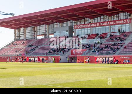 Sevilla, Spanien. 12th Dez 2021. Blick auf das Stadion Jesus Navas mit Unterstützern auf den Tribünen während des Spiels Primera Iberdrola zwischen den Frauen des FC Sevilla und Atletico de Madrid im Stadion Jesus Navas in Sevilla. (Foto: Mario Diaz Rasero Kredit: Gonzales Foto/Alamy Live News Stockfoto