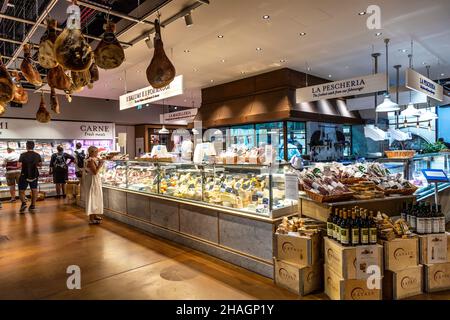 Aufschnitt- und Käsetheke in Eataly, London, Großbritannien Stockfoto