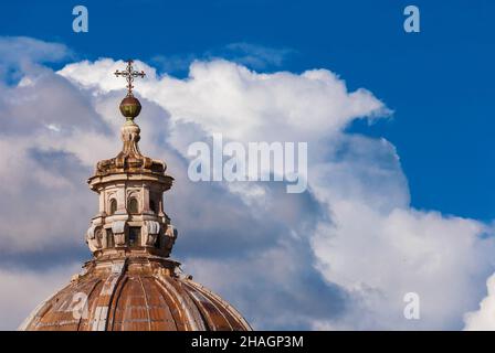 Barockkunst in Rom. Heilige Luca und Martina wunderschöne barocke Kuppel und Laterne, im 17th. Jahrhundert erbaut, unter Wolken als künstlerischer Hintergrund Stockfoto