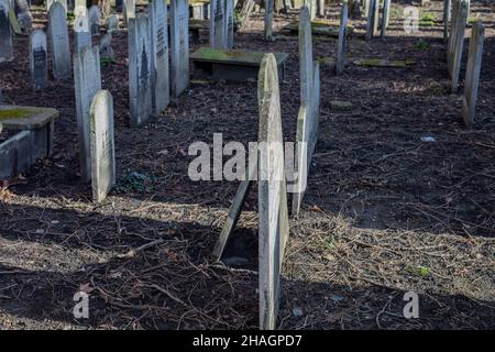 Grabsteine auf dem jüdischen Friedhof in der Fulham Road, Kensington London Stockfoto