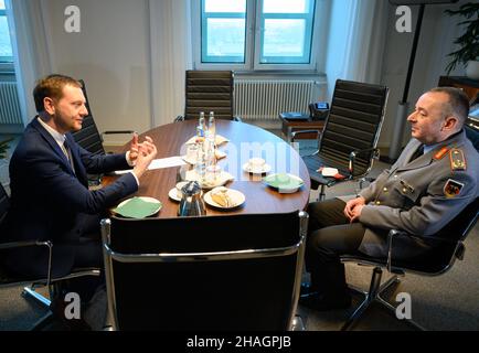 Dresden, Deutschland. 13th Dez 2021. Der sächsische Ministerpräsident Michael Kretschmer (CDU, l.) spricht mit Carsten Breuer (l.), Generalmajor der Bundeswehr und sogenannter Corona-General, während seines Amtsbesuchs in der Staatskanzlei. Kredit: Robert Michael/dpa/Alamy Live Nachrichten Stockfoto