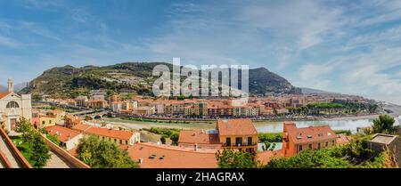 Schöne Panoramasicht auf Ventimiglia in Italien, Ligurien. Ligurische Riviera, Provinz Imperia Stockfoto