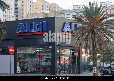 VALENCIA, SPANIEN - 09. DEZEMBER 2021: Aldi ist eine preisgünstige Supermarktkette mit über 10.000 Geschäften Stockfoto