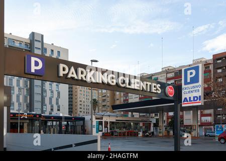 VALENCIA, SPANIEN - 09. DEZEMBER 2021: Aldi ist eine preisgünstige Supermarktkette mit über 10.000 Geschäften Stockfoto