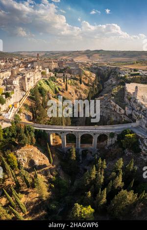 Blick auf die Altstadt von Gravina und die Aquädukt-Brücke über den Canyon. Provinz Bari, Apulien, Italien, Europa. Stockfoto