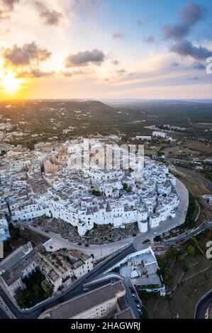 Luftaufnahme der weißen Stadt Ostuni bei Sonnenuntergang. Distrikt Brindisi, Apulien, Italien, Europa. Stockfoto
