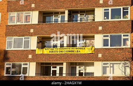 In den Coombe Lea-Wohnungen in der Grand Avenue Hove in Brighton haben einige Bewohner ein Banner aufgehängt, auf dem gegen 5G Masten protestiert wurde Stockfoto