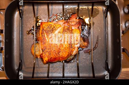 Schweinebraten mit knisterndem Foto von Simon Dack Stockfoto