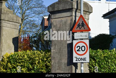 Schulkinder überqueren und Straßenschild 20mph in Brighton Stockfoto