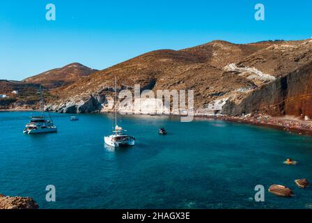 Blick auf die Bucht von Kokkini und den Roten Strand von Santorin Stockfoto