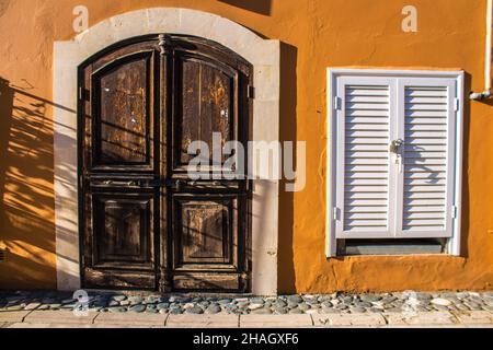 Limassol, Zypern - 11. Dezember 2021 Stadtbild in der Altstadt im Herzen der Stadt Limassol auf der Insel Zypern, die Architektur der Th Stockfoto