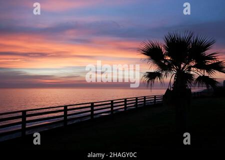 Seascape, Sonnenaufgang auf der Promenade von Porto Potenza Picena, Marken, Italien, Europa Stockfoto