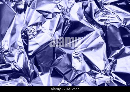 Zerknittert sehr peri oder violetten Folienhintergrund. Abstraktes Muster. Trendfarbe des Jahres 2022. Stockfoto