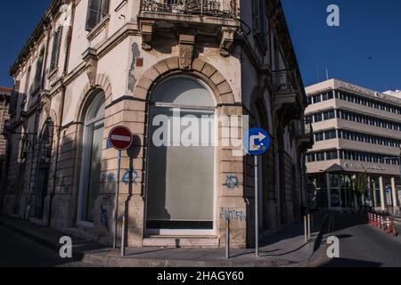 Limassol, Zypern - 11. Dezember 2021 Stadtbild in der Altstadt im Herzen der Stadt Limassol auf der Insel Zypern, die Architektur der Th Stockfoto