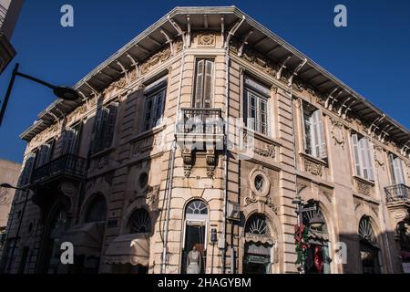 Limassol, Zypern - 11. Dezember 2021 Stadtbild in der Altstadt im Herzen der Stadt Limassol auf der Insel Zypern, die Architektur der Th Stockfoto