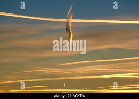 Morgenhimmel mit Dampfspuren von Flugzeugen, die sich kreuzen und die geschäftige Flugtätigkeit über Nordspanien zeigen Stockfoto