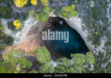 Luftaufnahme der Grotta Sfondata Höhle an der Küste bei Vieste. Provinz Foggia, Nationalpark Gargano, Apulien, Italien. Stockfoto