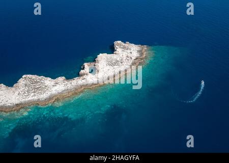 Blick auf Punta del Grottone und seinen verlassenen Leuchtturm auf der Isola di Capraia. Tremiti-Inseln, Bezirk Foggia, Apulien, Italien. Stockfoto