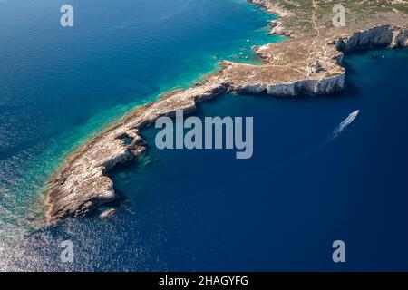 Blick auf Punta del Grottone und seinen verlassenen Leuchtturm auf der Isola di Capraia. Tremiti-Inseln, Bezirk Foggia, Apulien, Italien. Stockfoto