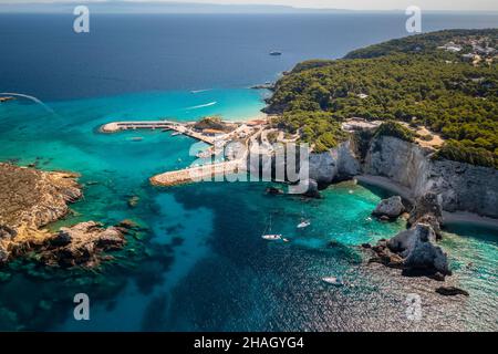 Blick auf den Hafen von San Domino und den Strand von I Pagliai. Tremiti-Inseln, Bezirk Foggia, Apulien, Italien. Stockfoto