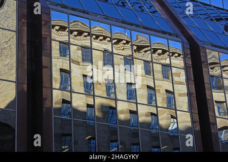 Spiegelung des Bürogebäudes im Fenster. St.Vincent Street, Glasgow, Schottland, Vereinigtes Königreich, Europa. Stockfoto